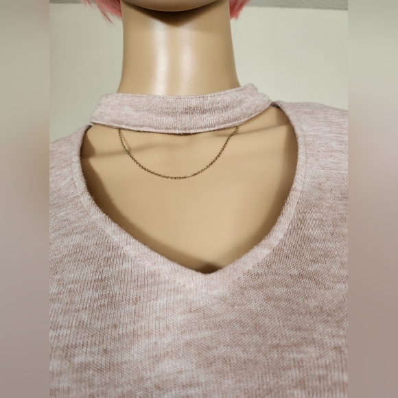 Chic Pale Pink V-Neck Tunic Top with Slit Bat Sleeves and Built-in Choker - Picture 4 of 10
